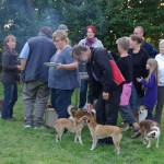 Mennesker og hunde flokkes om grillen. Tak for en dejlig dag